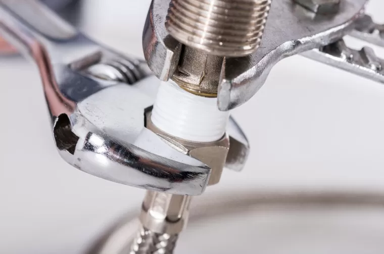 Comment colmater une fuite sur un raccord PVC ?, Eyguières, BSP